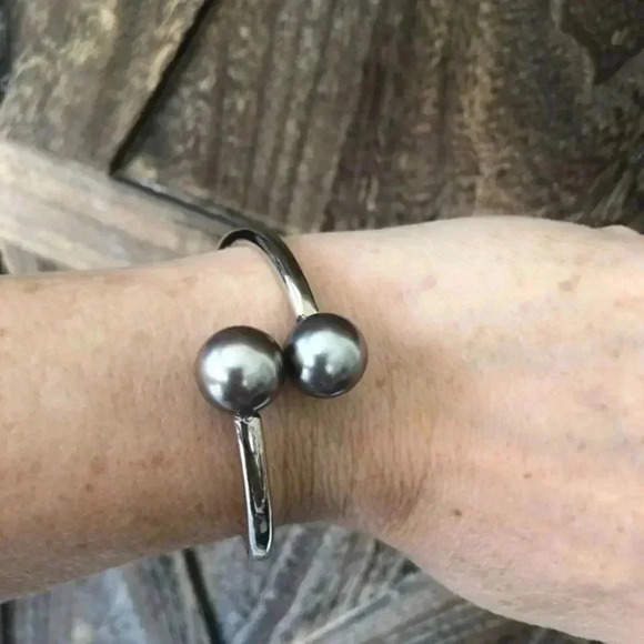Silver & Grey Spring Hinge Elegant Cuff Bracelet NWT - Picture 1 of 3